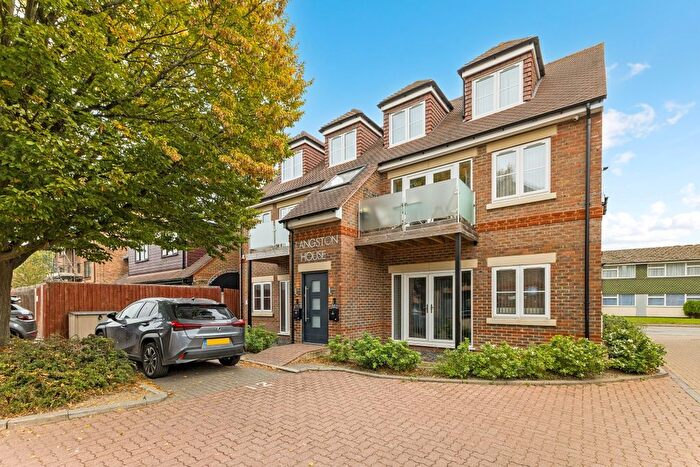3 Bedroom Flat To Rent In The Broadway, Farnham Common, Slough, SL2
