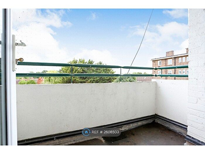 3 Bedroom Flat To Rent In Lydden Court, London, SE9