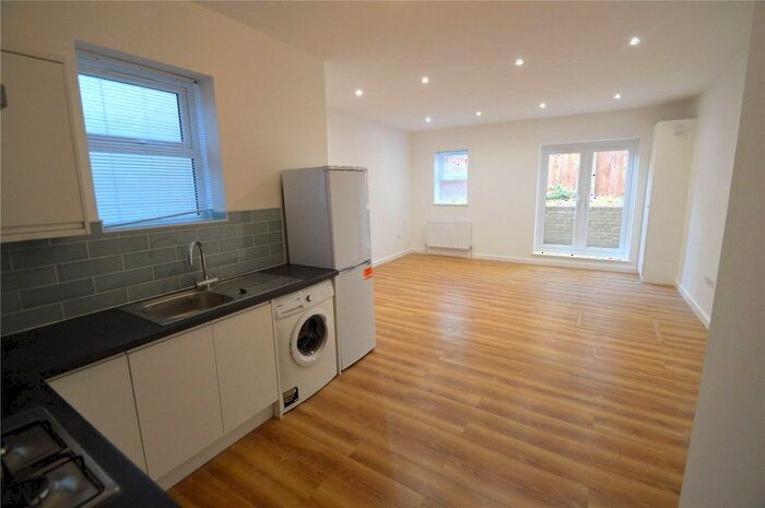 2 Bedroom Flat To Rent In Penge Road, London, SE25
