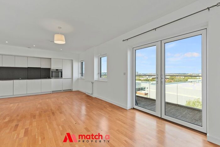 2 Bedroom Flat To Rent In Lakeside Drive, London, NW10