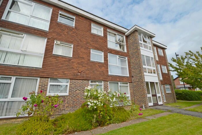 2 Bedroom Flat To Rent In Ashcroft Court, Winton Road, Petersfield GU32