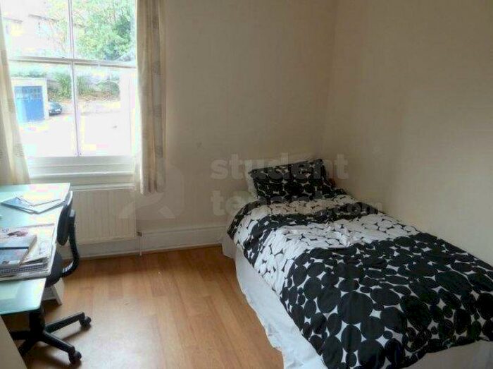 3 Bedroom Flat To Rent In South Street, KT18