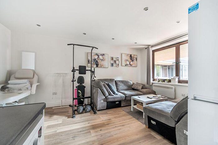 1 Bedroom Flat To Rent In Catteshall Lane, Godalming, GU7
