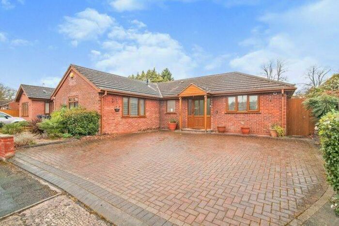 3 Bedroom Bungalow To Rent In Oak Close, Birmingham, B17