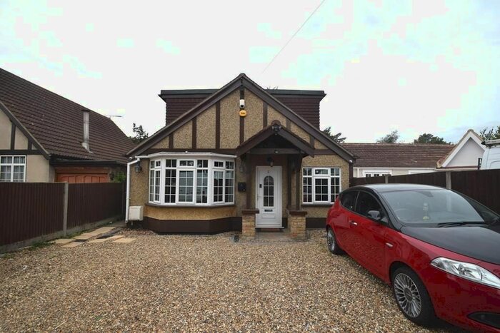 2 Bedroom Detached Bungalow To Rent In Students Only. Harlington Road, Hillingdon, UB8