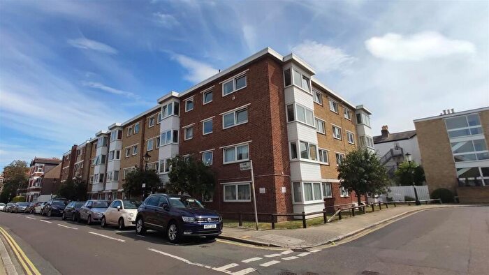 2 Bedroom Flat To Rent In Greyfriars Court, The Retreat, PO5
