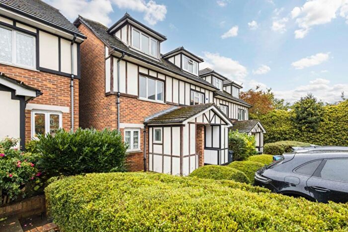 3 Bedroom End Of Terrace House For Sale In Hendon, London, NW4