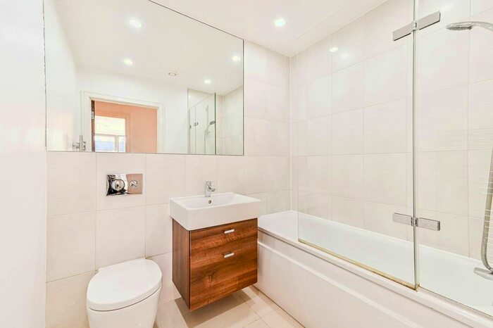 2 Bedroom Flat To Rent In Putney Hill, Putney, London, SW15