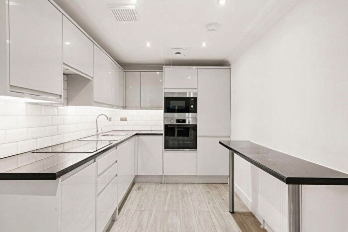 2 Bedroom Flat To Rent In High Road, Whetstone, N20