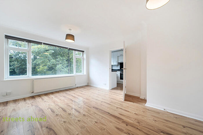 2 Bedroom Apartment To Rent In Central Hill, Crystal Palace, SE19