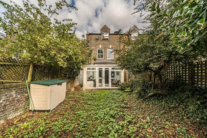 2 Bedroom Flat For Sale In Ickburgh Road, Clapton, E5