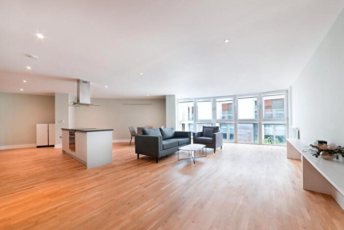2 Bedroom Apartment To Rent In Trinity Tower, Quadrant Walk, Canary Wharf, E14