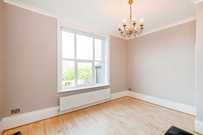 2 Bedroom Flat For Sale In Hainault Road, London, E11