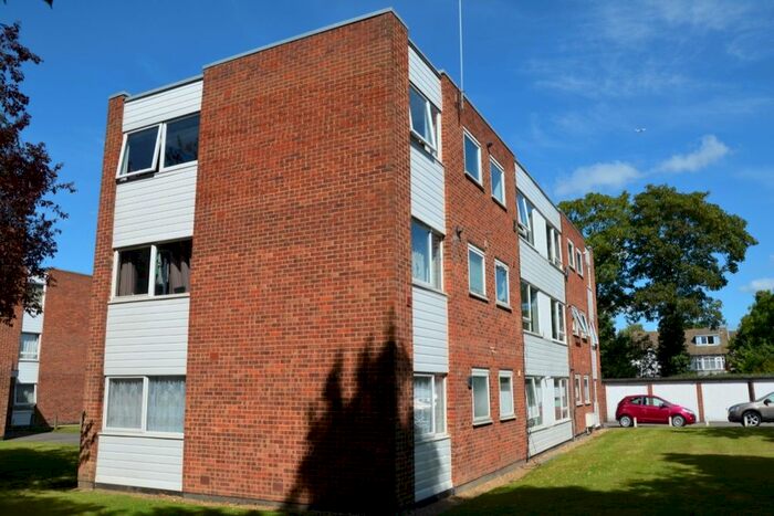 2 Bedroom Flat To Rent In Overton Road, Sutton, Surrey, SM2