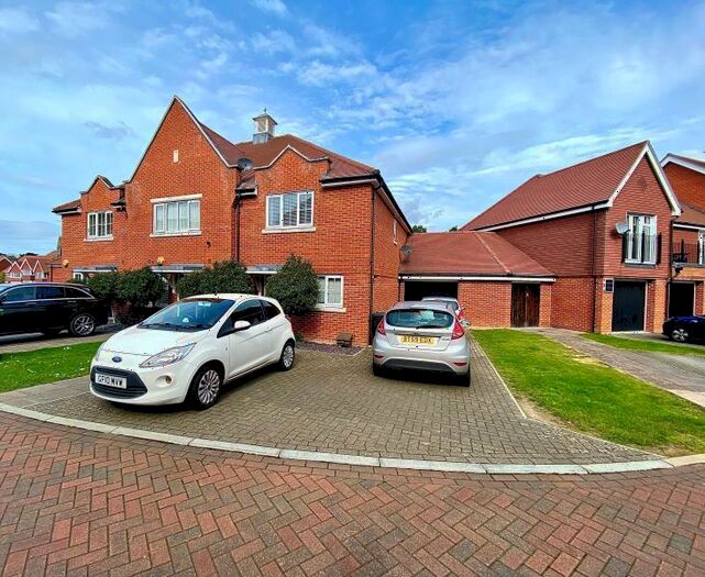 3 Bedroom End Of Terrace House To Rent In Frimley, GU16