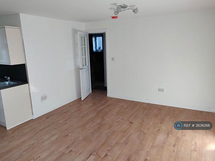 4 Bedroom Maisonette To Rent In Comleypark Street, Glasgow, G31