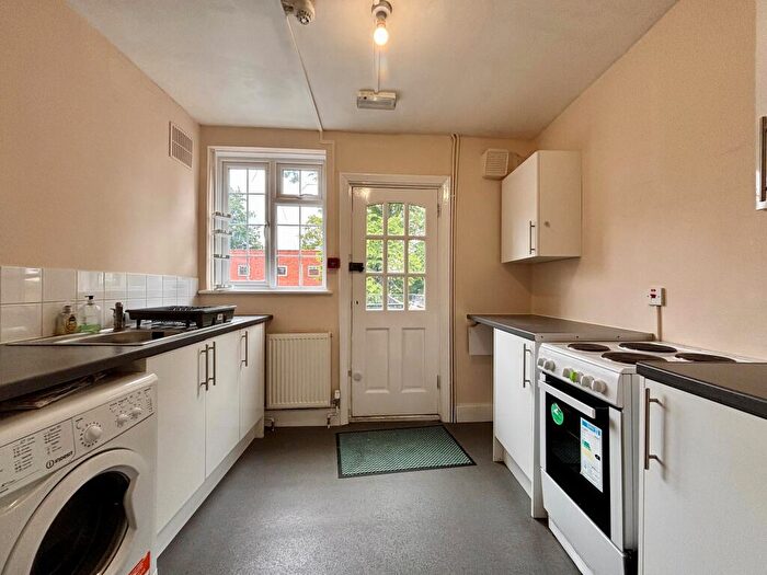 3 Bedroom Flat To Rent In Zero Deposit Option, High Street, BR3