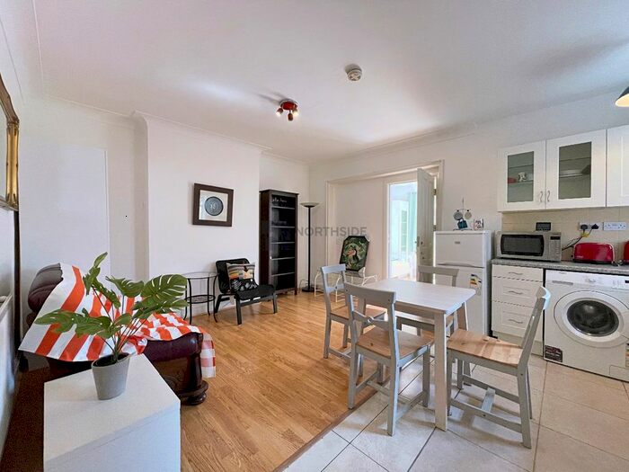 3 Bedroom Flat To Rent In Ground Floor Flat, Manor Way, Colindale, NW9