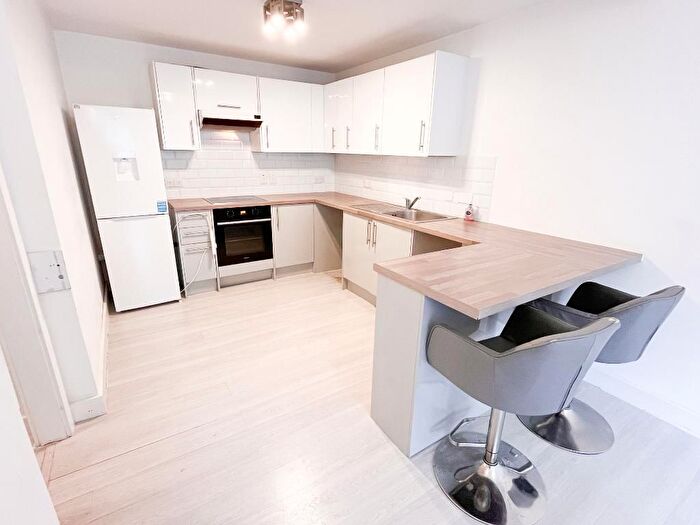 2 Bedroom Flat To Rent In Orchard Mead House, Golders Green, London, NW11