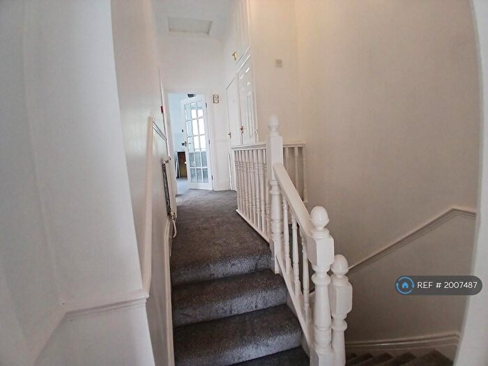 2 Bedroom Flat To Rent In Upstairs, HU3