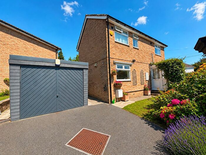 3 Bedroom Detached House For Sale In Oakleigh Road, Clayton, Bradford, BD14