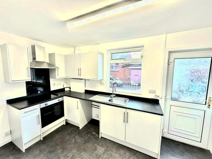 3 Bedroom House To Rent In Charlton Place, Leeds, LS9