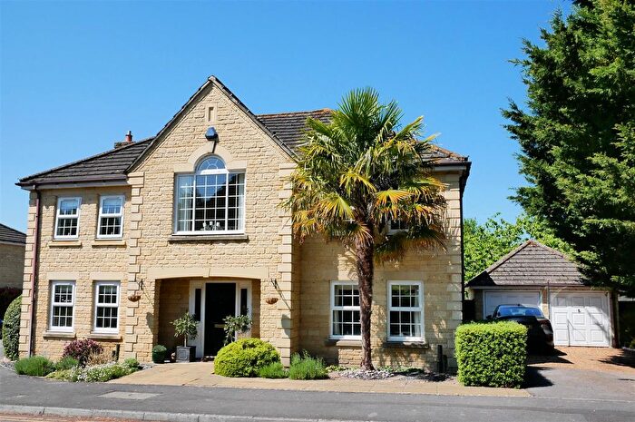 5 Bedroom Detached House For Sale In Lake View, Quemerford, SN11