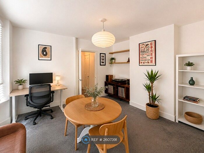 2 Bedroom Flat To Rent In Murray Road, London, W5