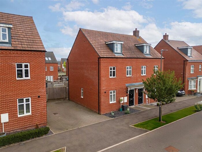 3 Bedroom Semi-Detached House For Sale In Sorrel Way, Broughton, Aylesbury, HP22