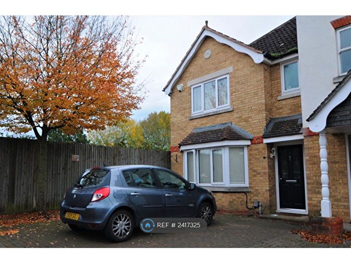 5 Bedroom Semi-Detached House To Rent In Nightingale Shott, Egham, TW20