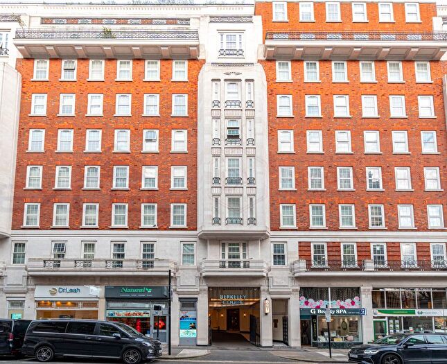 4 Bedroom Flat To Rent In Berkeley Court, Marylebone Road, London, NW1