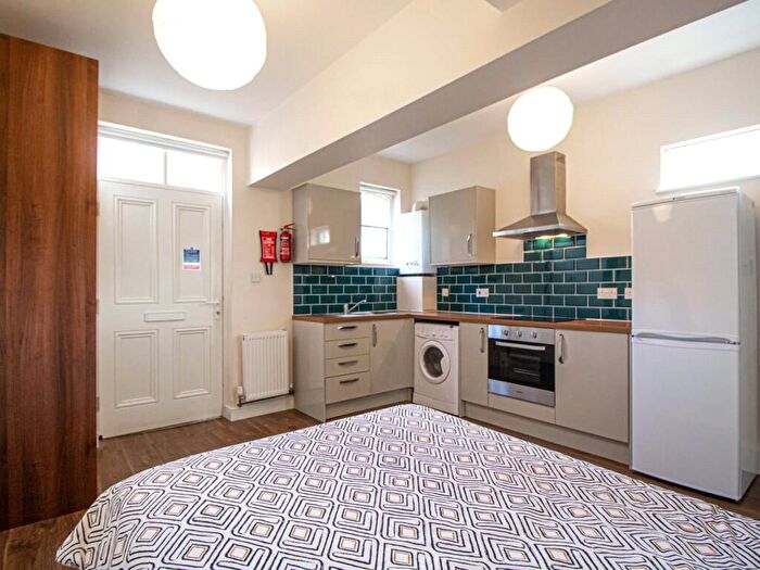 Apartment To Rent In Apt, Clarendon House #, LS2