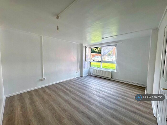 2 Bedroom Flat To Rent In Britton Street, Gillingham, ME7