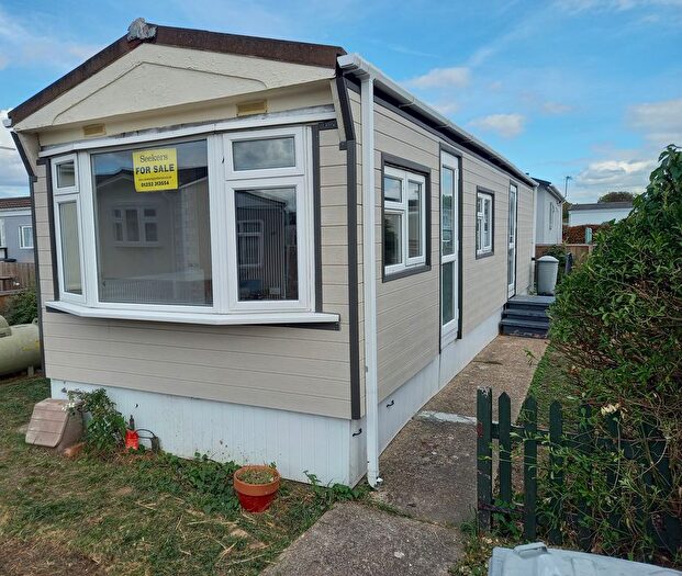 2 Bedroom Mobile/park Home For Sale In Wey Avenue, Penton Park, Mixnams Lane, Chertsey, Surrey, KT16