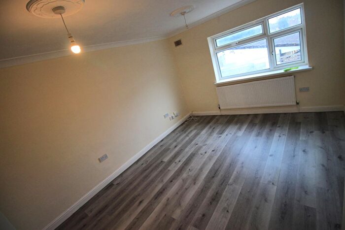 1 Bedroom Flat To Rent In Oaks Road, Staines, TW19