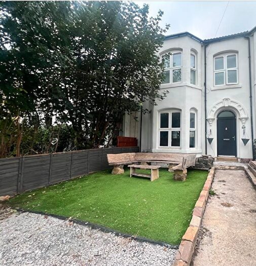 2 Bedroom Flat To Rent In Woodhouse Hill Road, Leeds, LS10