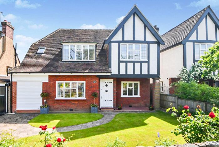 3 Bedroom Link Detached House For Sale In Friary Road, North Finchley, N12