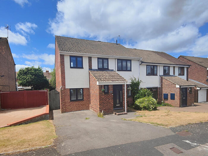 4 Bedroom Semi Detached House For Sale In Betjeman Walk, Yateley, Hampshire, GU46
