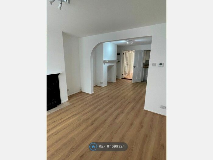 2 Bedroom Terraced House To Rent In South Place, Marlow, SL7