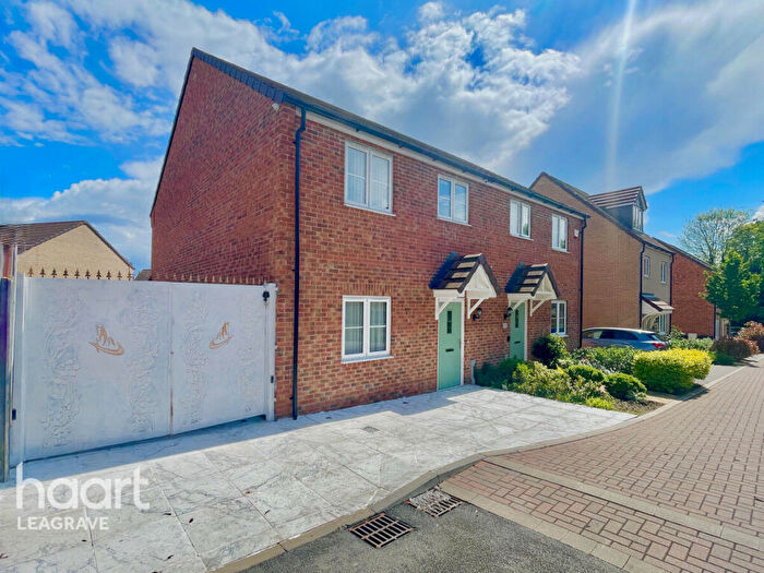3 Bedroom Semi-Detached House For Sale In Tusroke Road, Luton, LU3