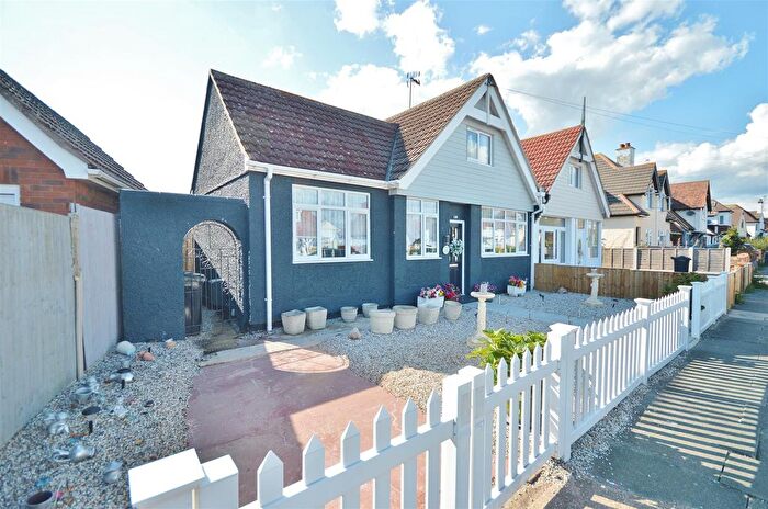4 Bedroom Chalet For Sale In Avondale Road, East Clacton, Essex, CO15