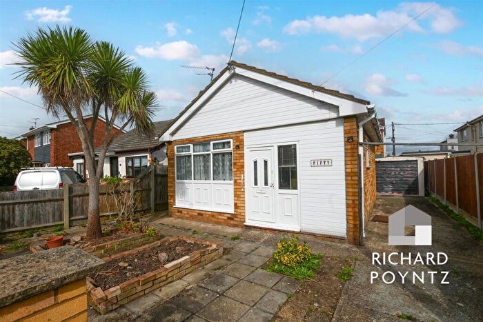 1 Bedroom Detached Bungalow For Sale In No Chain - Waarem Avenue, Canvey Island, SS8