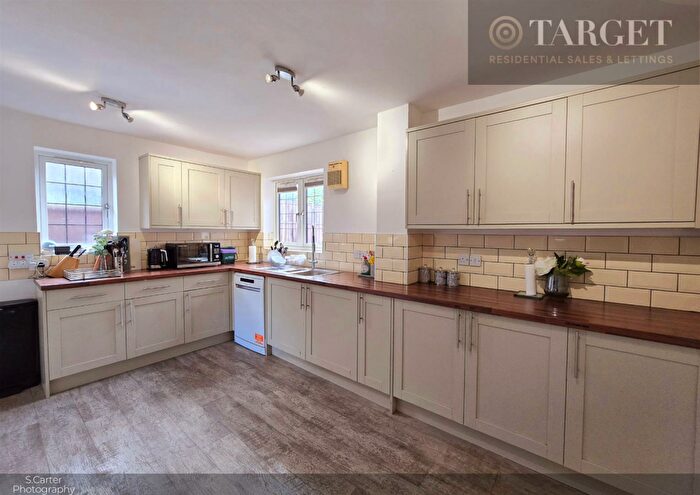 5 Bedroom Detached House To Rent In Yew Close, Cheshunt, EN7