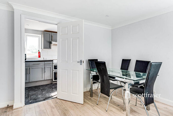 2 Bedroom Apartment To Rent In Fernhill Court, OX5
