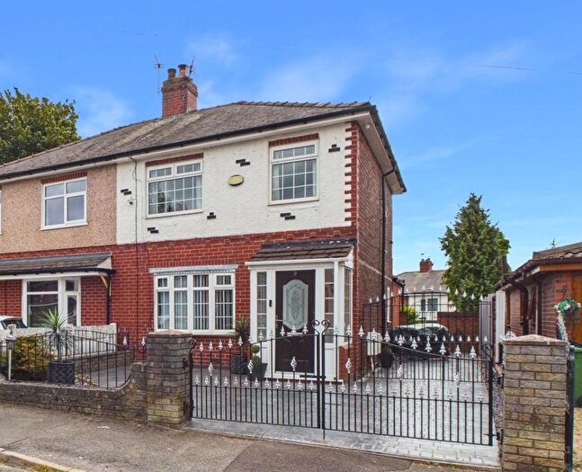 3 Bedroom Semi-detached House For Sale In Sherwood Avenue, Tyldesley, M29