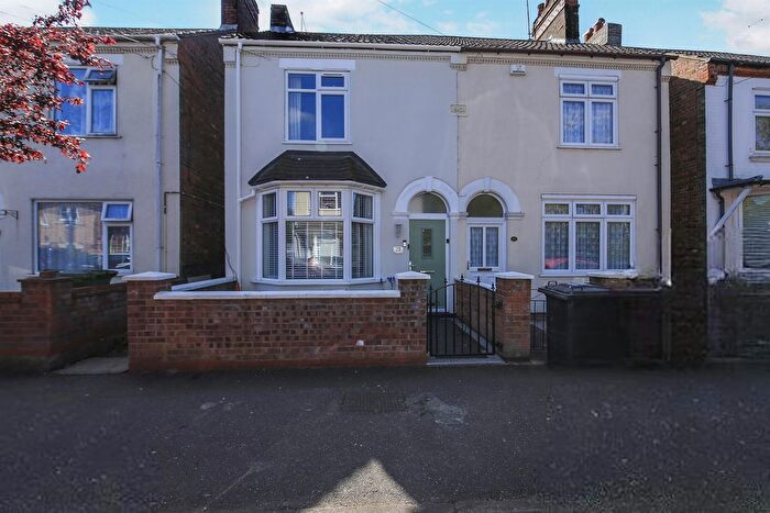 3 Bedroom Semi Detached House For Sale In Queens Walk, Peterborough, PE2