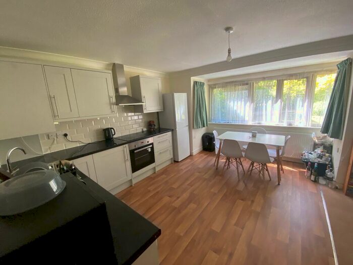 3 Bedroom Flat To Rent In Monmouth Square, Winchester, SO22
