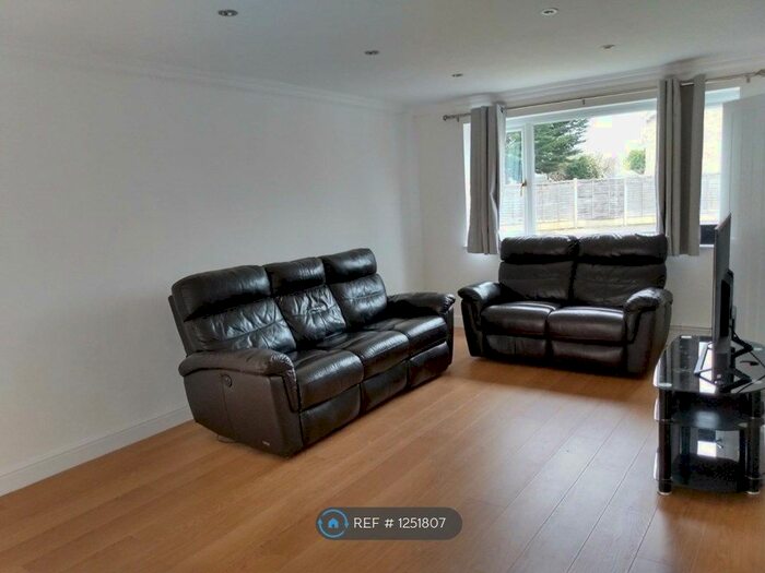3 Bedroom Detached House To Rent In Staines-Upon-Thames, Staines-Upon-Thames TW18
