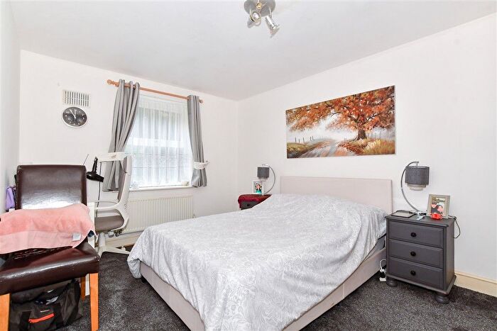 2 Bedroom Flat For Sale In Edelin Road, Bearsted, Maidstone, Kent, ME14