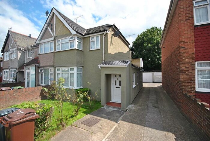 3 Bedroom End Of Terrace House To Rent In Ballards Road, Dagenham, RM10